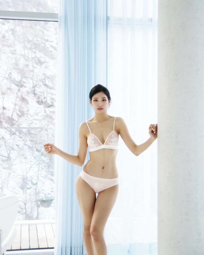 Lee Hee Eun sinh năm 1987 là người mẫu Hàn Quốc nổi tiếng với vẻ ngoài gợi cảm.
