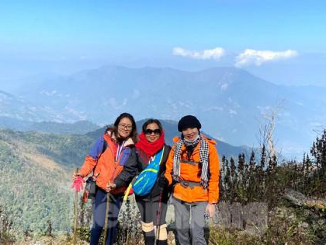 Bạn trẻ thích thú du lịch nơi ‘cổng trời Mường Lống’