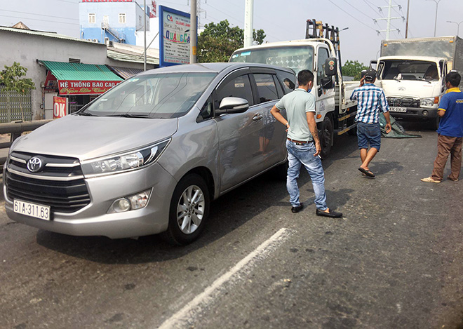 TP.HCM: Kẹt xe gần 5km qua hiện trường 3 ô tô tông nhau trên cầu vượt - 1