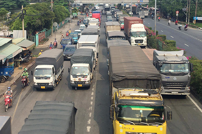 TP.HCM: Kẹt xe gần 5km qua hiện trường 3 ô tô tông nhau trên cầu vượt - 3