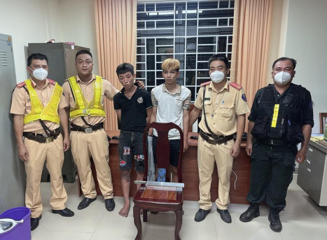 CSGT Đồng Nai truy bắt 2 tên cướp có hung khí nguy hiểm trong đêm - 1
