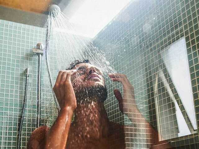 Thay đổi thói quen nhỏ này trong khi tắm giúp quý ông tăng cường sức khỏe hiệu quả