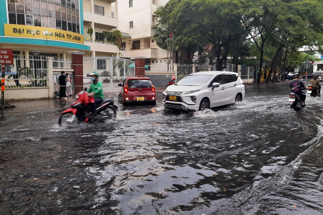 Mưa “chớp mắt”, đường ở khu Thảo Điền ngập lênh láng - 4