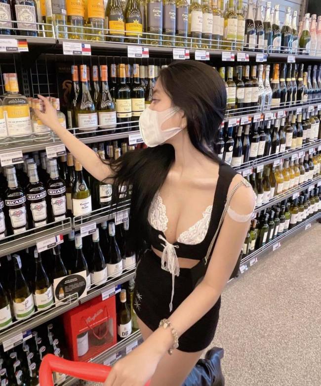Nhiều cô gái Việt vào siêu thị chụp hình gợi cảm, trang phục khoe cơ thể thiếu tinh tế? - 4