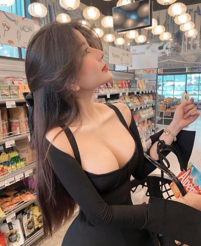 Nhiều cô gái Việt vào siêu thị chụp hình gợi cảm, trang phục khoe cơ thể thiếu tinh tế? - 3
