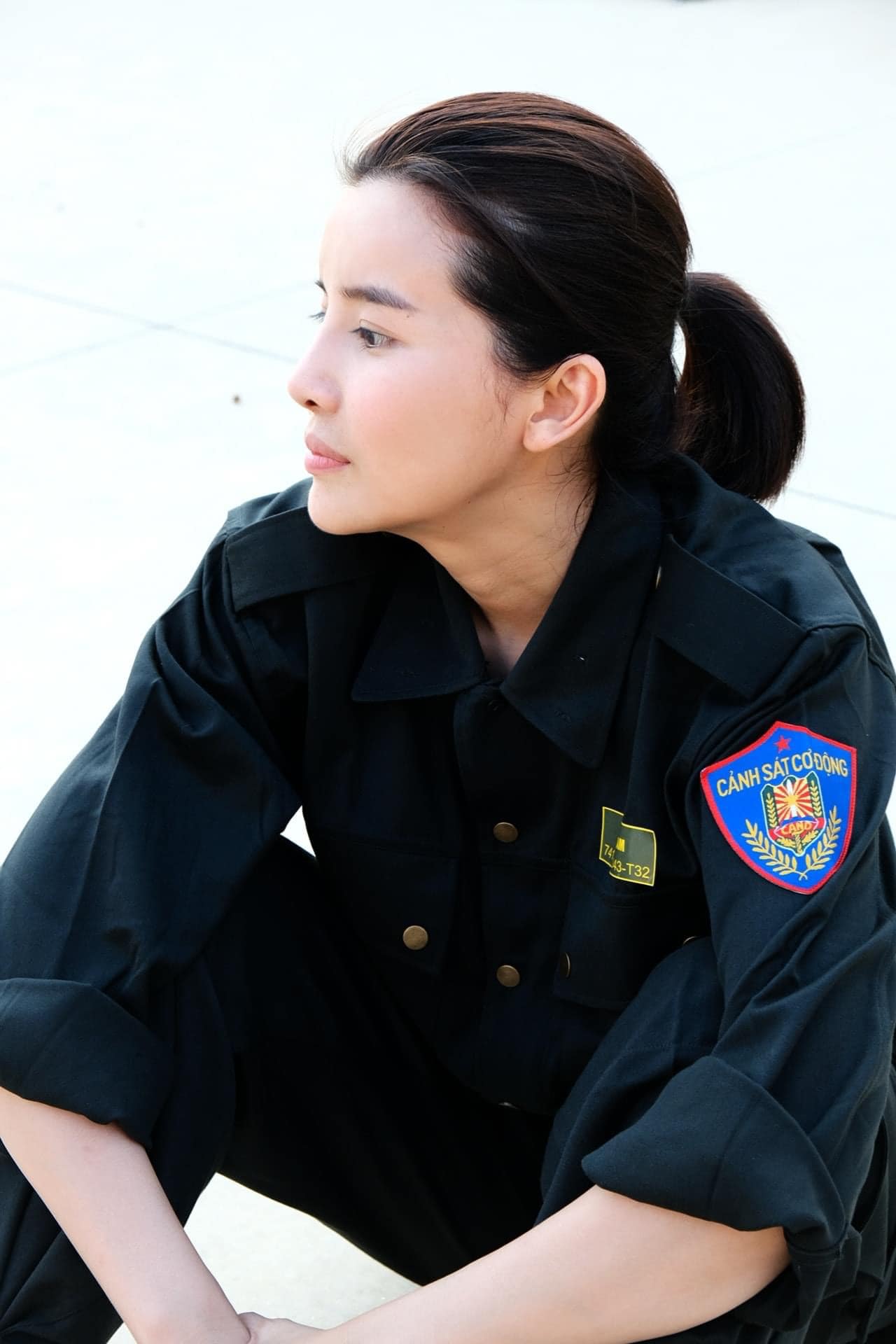 Nữ thiếu úy phim "Bão ngầm" có body đẹp hút hồn nhờ quần quật đánh đấm - 1