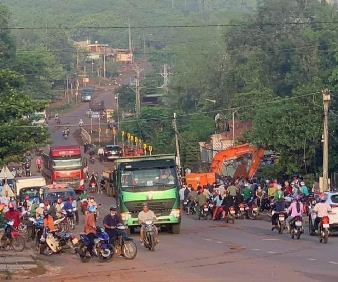 Xe tải lật vào quán ăn gây tai nạn kinh hoàng, 2 người chết - 1