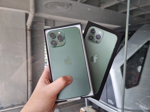 ”Đập hộp” iPhone 13 Pro Max màu xanh lục, dự kiến 10/4 về Việt Nam