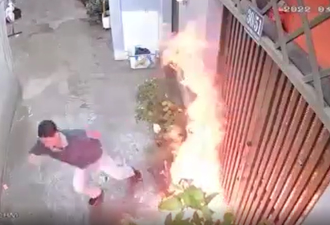 TP.HCM: Camera ghi lại cảnh người đàn ông tạt xăng đốt nhà hàng xóm - 1