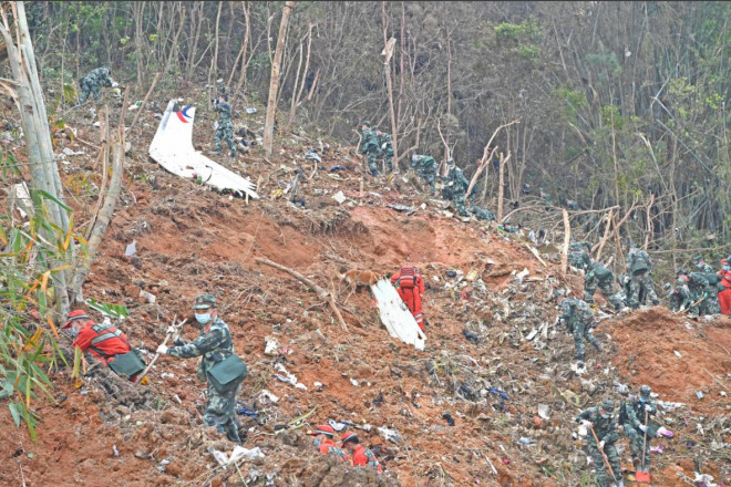 Trung Quốc đề nghị Mỹ hồ trợ điều tra vụ máy bay rơi - 1