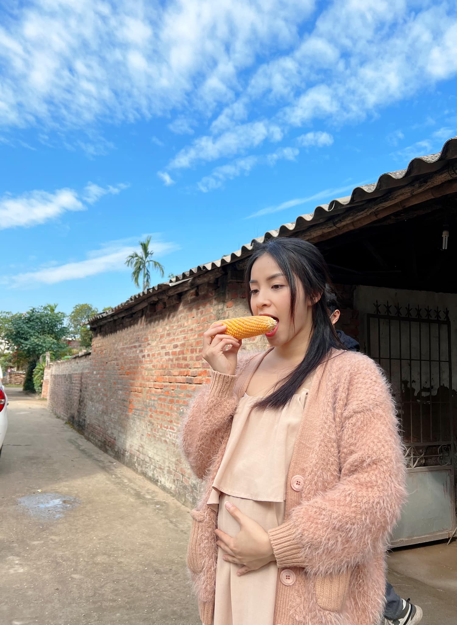 Thoác mác "gái quê", mỹ nhân phim VTV khoe dáng cuốn hút với đồ ngắn - 1