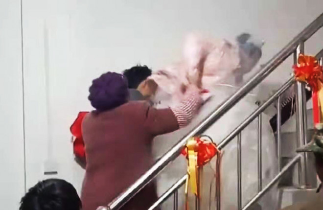 Mẹ chồng con dâu giằng co ngay trong đám cưới, ai nấy ngán ngẩm khi biết lý do - 1