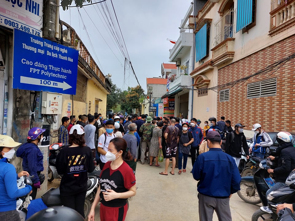 Liều lĩnh cướp tiệm vàng bằng súng giả, bị người dân bắt tại chỗ - 1