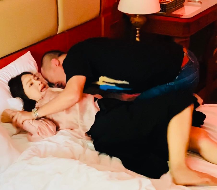 Xuân Hảo mất sức vì vật lộn với Lan Phương trong cảnh phim thô bạo - 1
