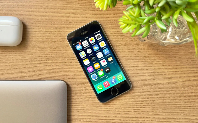 Sau 6 năm, iPhone SE đầu tiên giờ ra sao? - 1