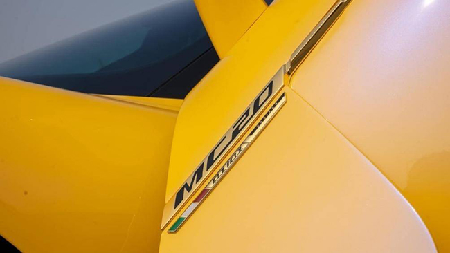 Khung biển số Maserati MC20 Exclusive Edition cũng được thiết kế riêng. Ốp ống xả kép thể thao cũng được mạ vàng

