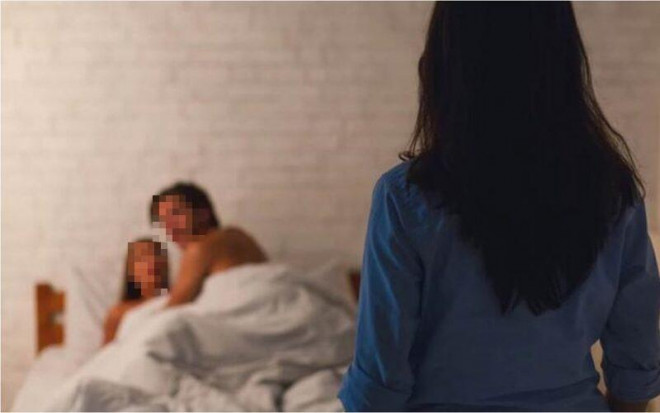 Vợ phát hiện hành vi khó dung thứ của chồng cùng bảo mẫu lúc nửa đêm, bí mật phía sau còn gây sốc hơn - 1