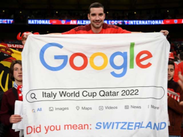 CĐV Thụy Sỹ giăng biểu ngữ chế nhạo ĐT Italia lỡ hẹn World Cup 2022 - 1