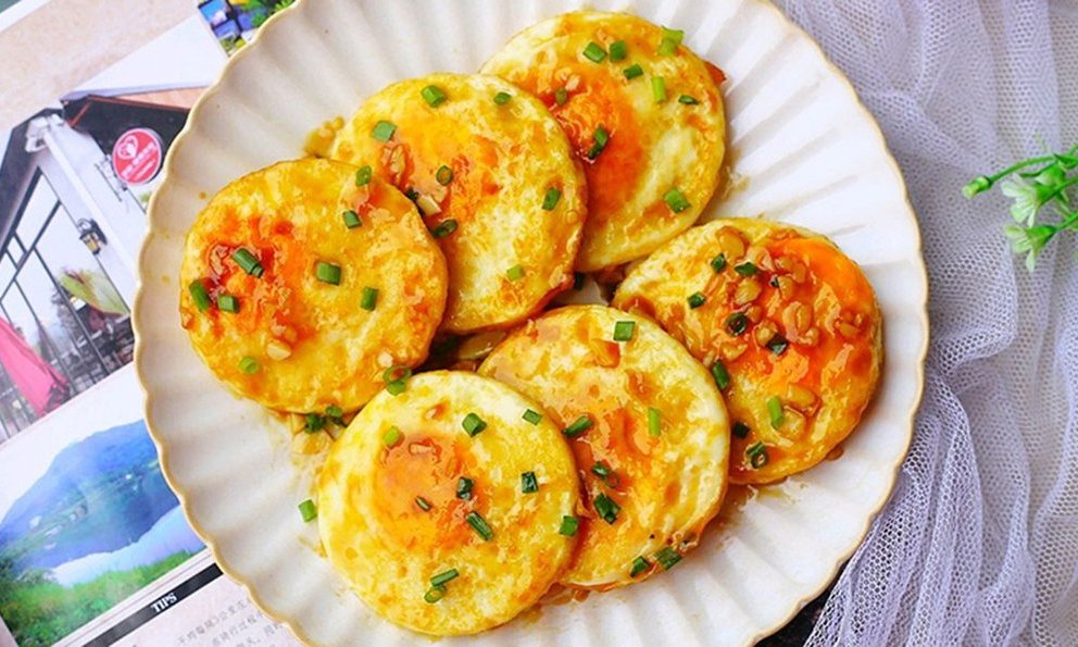 Trứng chiên sốt chua ngọt lạ miệng mà hao cơm - 1