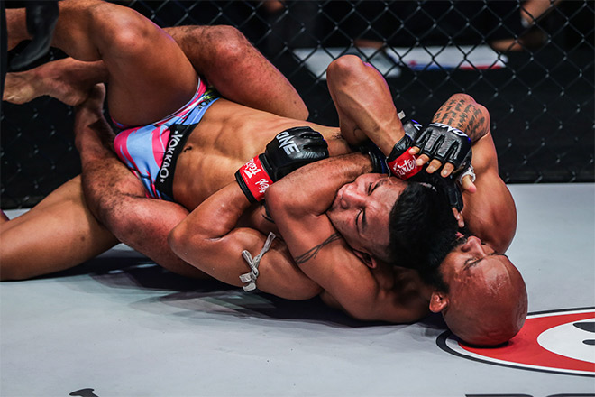 Trận chiến siêu độc lạ MMA: “Người sắt” Rodtang bị Johnson siết gục - 1