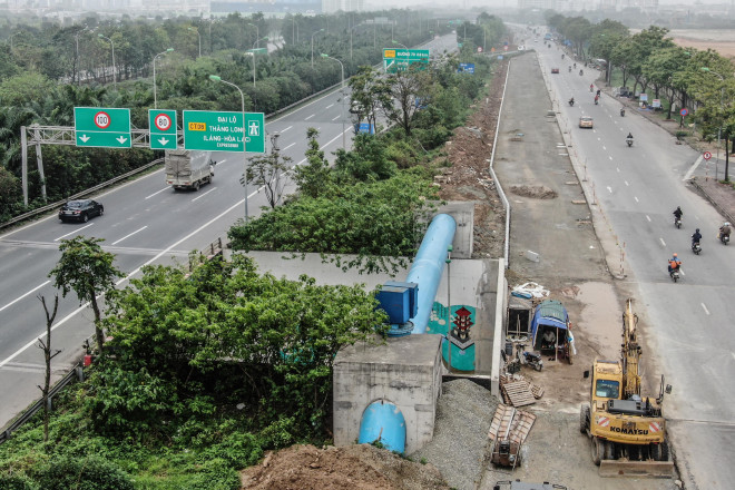 Xem công trường mở rộng đường gom, khắc phục tình trạng &#34;cứ mưa là ngập&#34; ở Đại lộ Thăng Long - 1