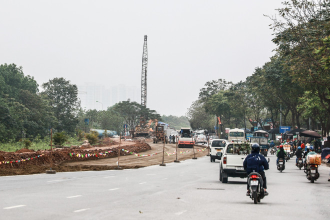 Xem công trường mở rộng đường gom, khắc phục tình trạng &#34;cứ mưa là ngập&#34; ở Đại lộ Thăng Long - 3