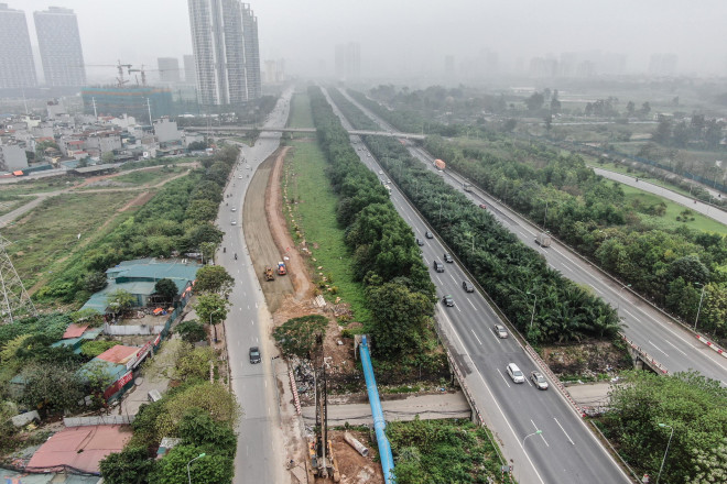 Xem công trường mở rộng đường gom, khắc phục tình trạng &#34;cứ mưa là ngập&#34; ở Đại lộ Thăng Long - 11