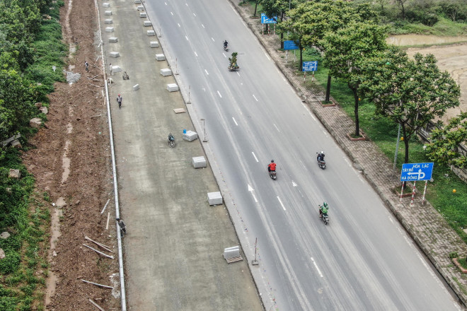 Xem công trường mở rộng đường gom, khắc phục tình trạng &#34;cứ mưa là ngập&#34; ở Đại lộ Thăng Long - 13