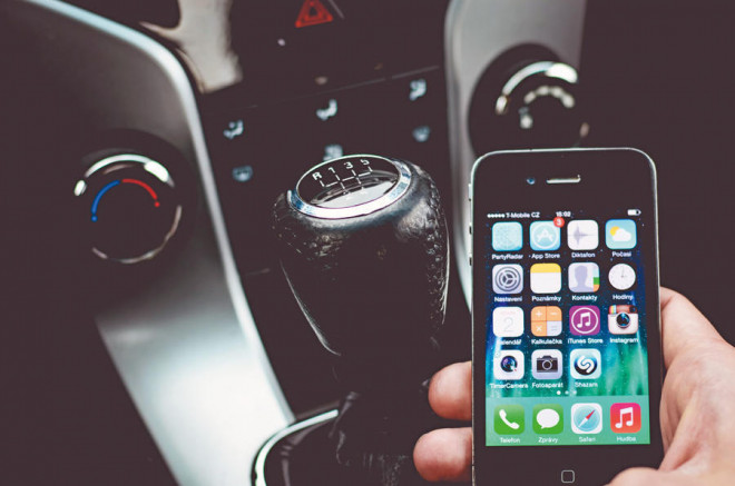 Tăng mức phạt đối với người đang lái xe sử dụng điện thoại - 1