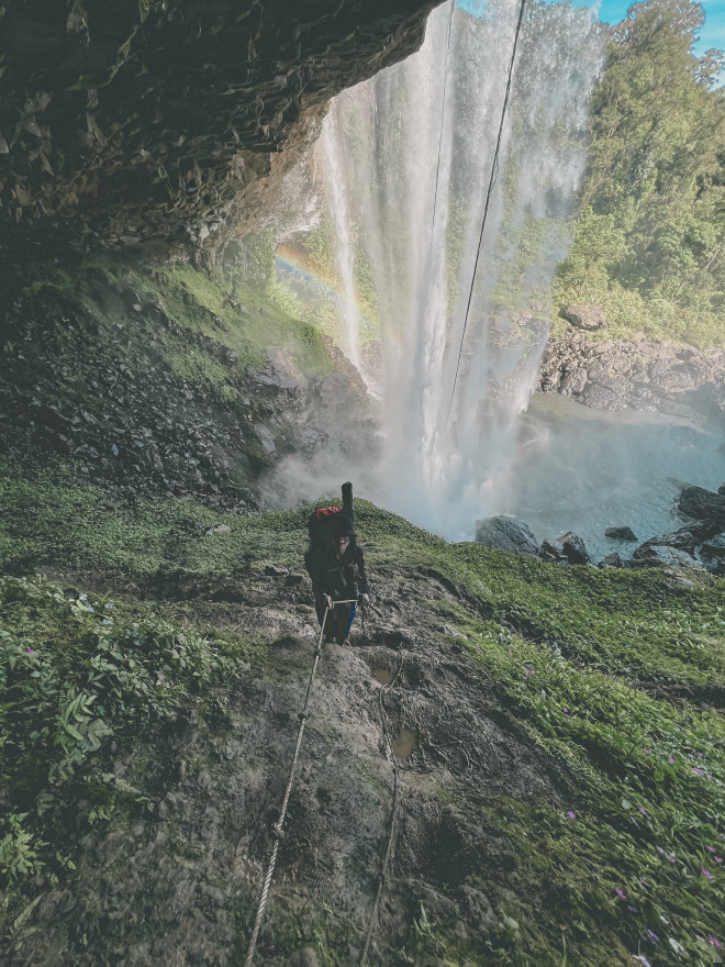 Chuyến trekking “cực ngầu” của mẹ cùng con gái nhỏ giữa rừng xanh - 1