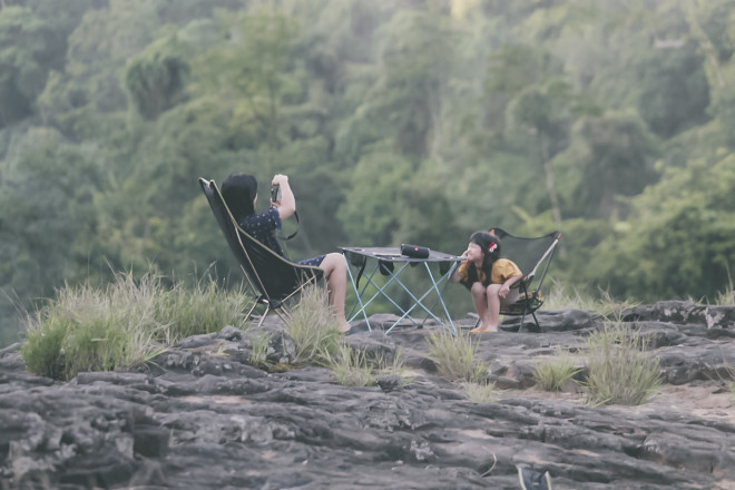 Chuyến trekking “cực ngầu” của mẹ cùng con gái nhỏ giữa rừng xanh - 4