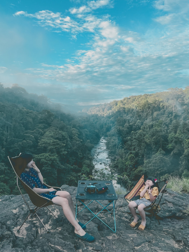 Chuyến trekking “cực ngầu” của mẹ cùng con gái nhỏ giữa rừng xanh - 11