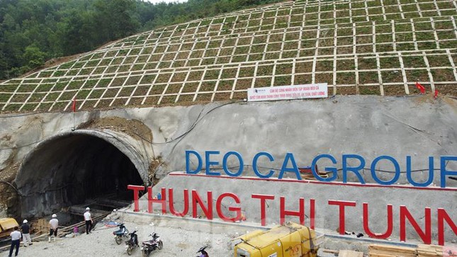 Đi xuyên hầm qua núi dài nhất cao tốc Ninh Bình - Thanh Hóa - 1