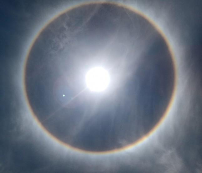 Xuất hiện vầng hào quang lạ trên bầu trời ở Khánh Hòa - 1
