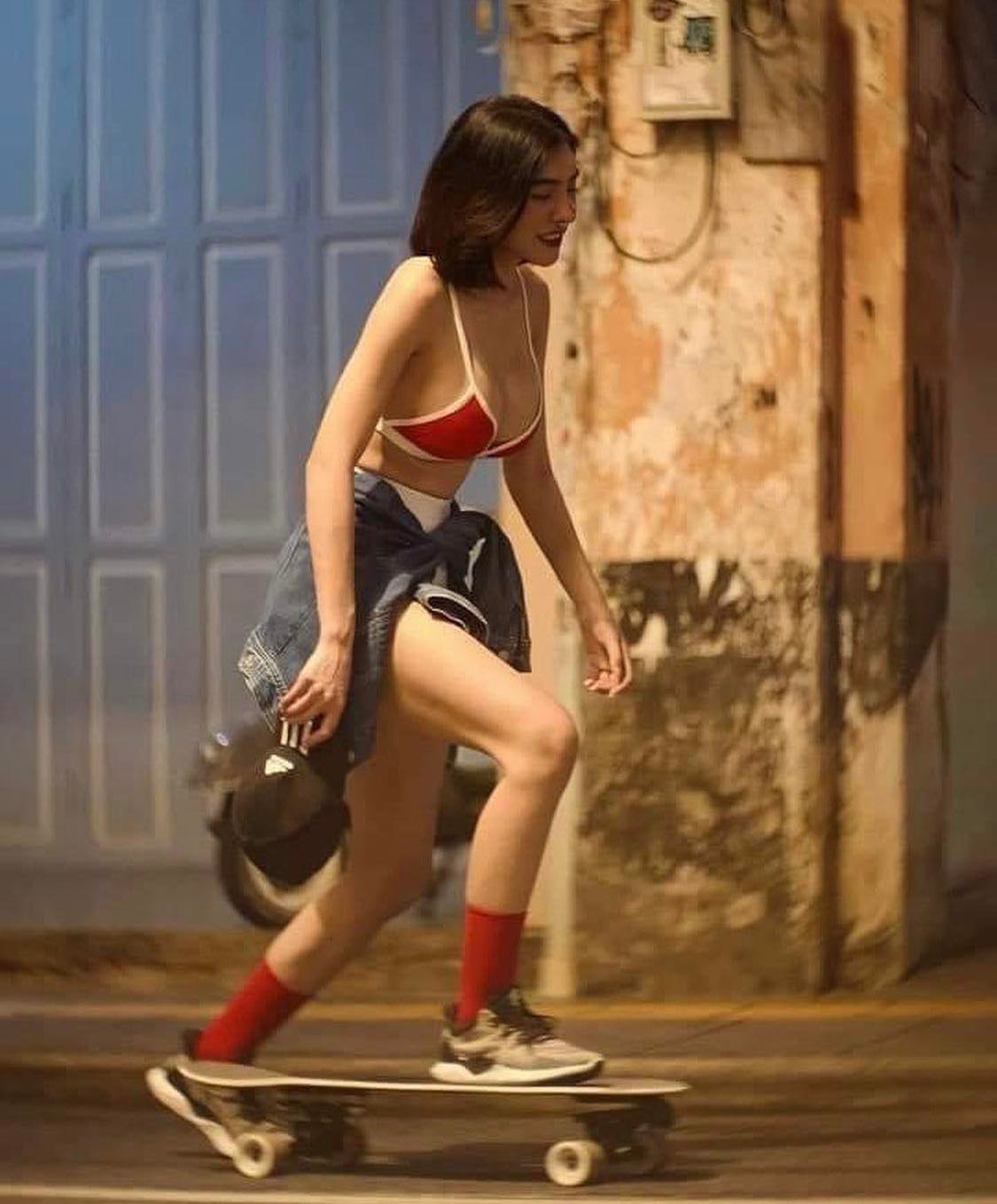 Nhiều cô gái mặc "nhầm" áo ngực ra đường gây tranh cãi, hở quá đà chưa chắc đã đẹp - 1