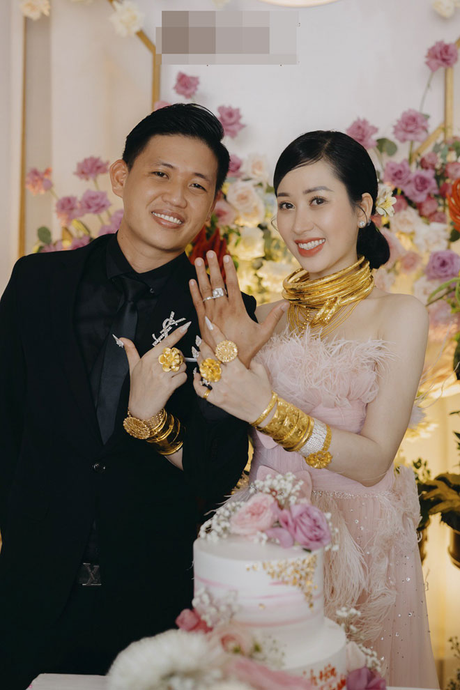 Chú rể dặn dò: “Đeo nhiều vàng đừng quạo” và đám cưới cô dâu "còng lưng" gánh vàng - 1