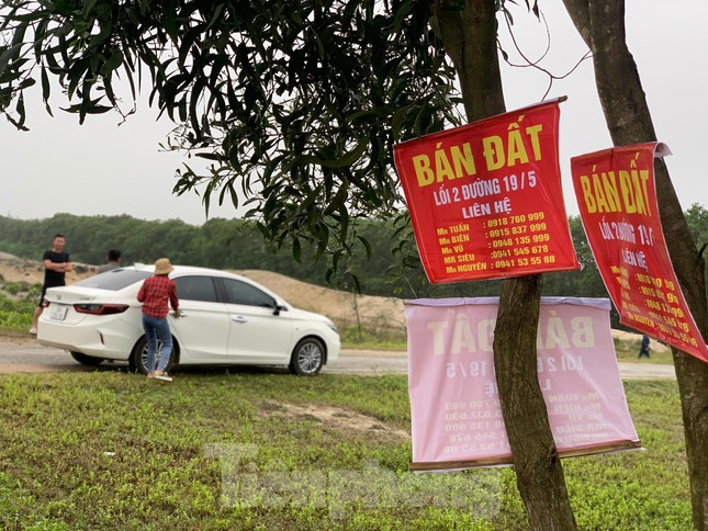 Choáng cảnh &#39;&#39;cò&#39;&#39; ùn ùn đổ về làng, &#39;&#39;chào hàng&#39;&#39; bán đất như buôn rau - 9