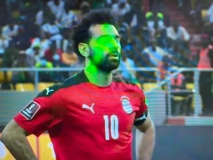 Scandal Ai Cập mất vé World Cup: Cầu thủ bị chiếu laser suốt trận, Salah bị ném chai lọ - 1