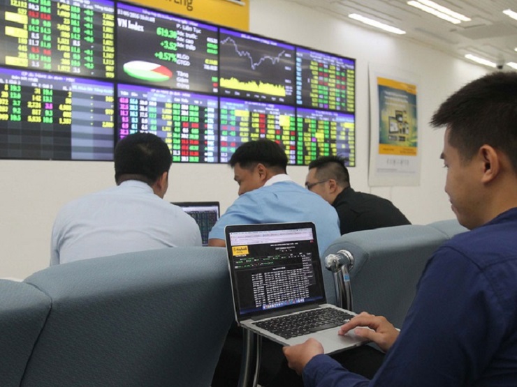 Thị trường chao đảo, cổ phiếu ngân hàng của ông Đặng Khắc Vỹ tăng gần 5% - 1