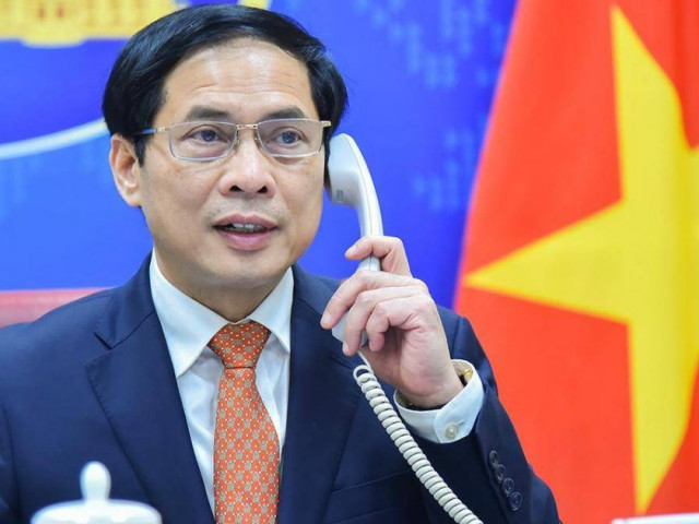 Bộ trưởng Ngoại giao Việt Nam điện đàm với hai Ngoại trưởng Nga-Ukraine