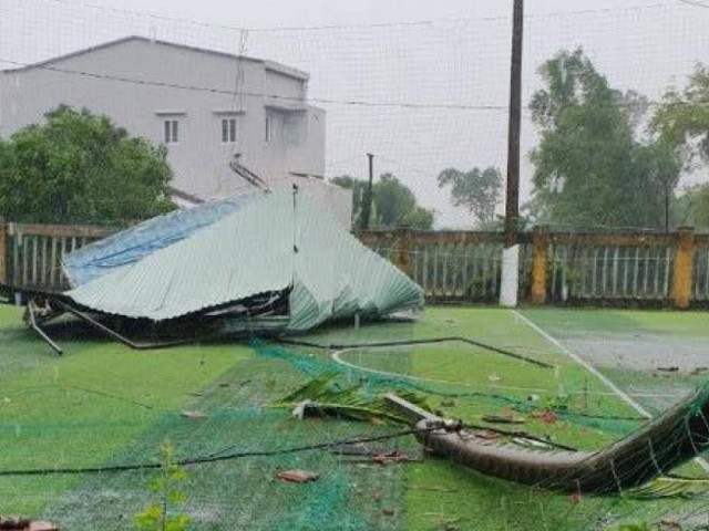 Mưa lớn ở Bình Định: 2 khách uống cà phê bị mái tôn rơi trúng trọng thương