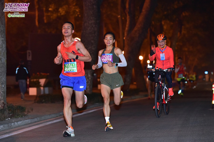 Nóng nhất thể thao tối 1/1: Nguyễn Thị Oanh lập kỷ lục chạy 21km tại Giải Bán Marathon Quốc tế - 1