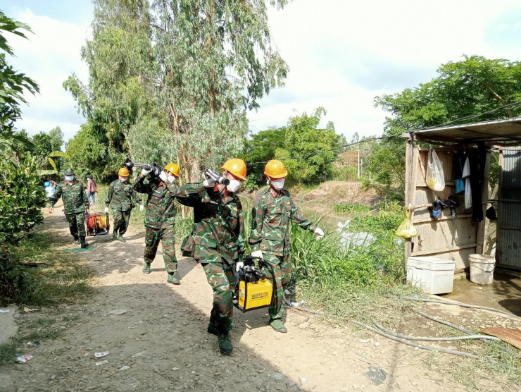 Hiện trường hơn 50 giờ &#34;căng như dây đàn&#34; cứu bé trai rơi xuống hố bê tông 35m - 14