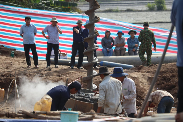 Hiện trường hơn 50 giờ &#34;căng như dây đàn&#34; cứu bé trai rơi xuống hố bê tông 35m - 16