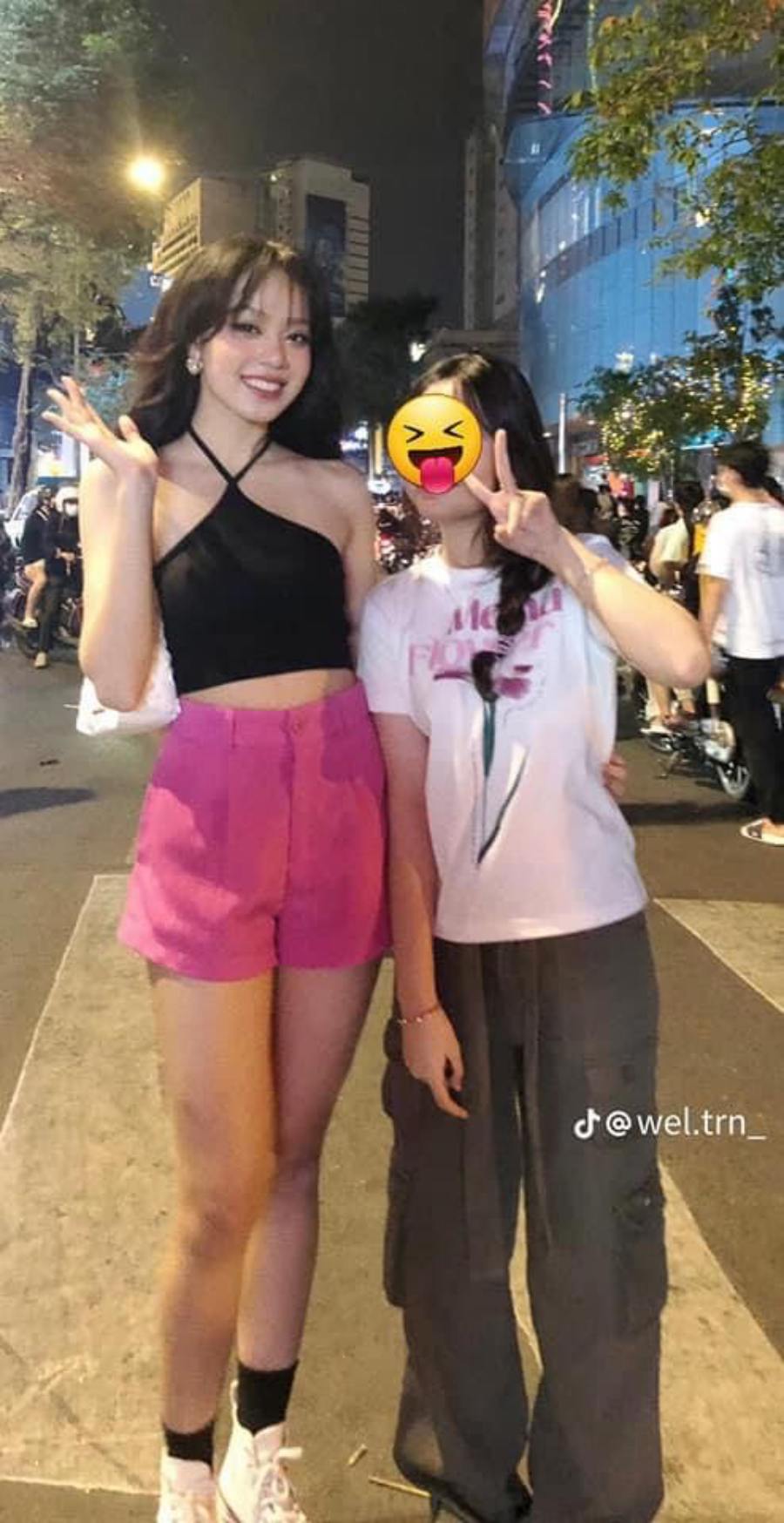 Tân Hoa hậu Việt Nam xuống phố đón năm mới với chiếc áo hở rốn, quần ngắn “chất chơi” - 3