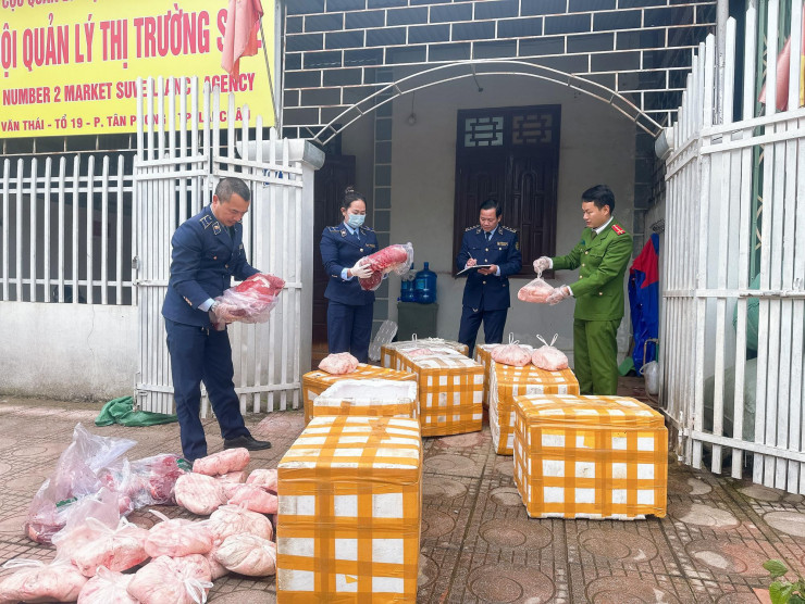 Tiêu hủy gần nửa tấn thịt và mỡ lợn &#39;&#39;bẩn&#39;&#39; chờ đi tiêu thụ - 1