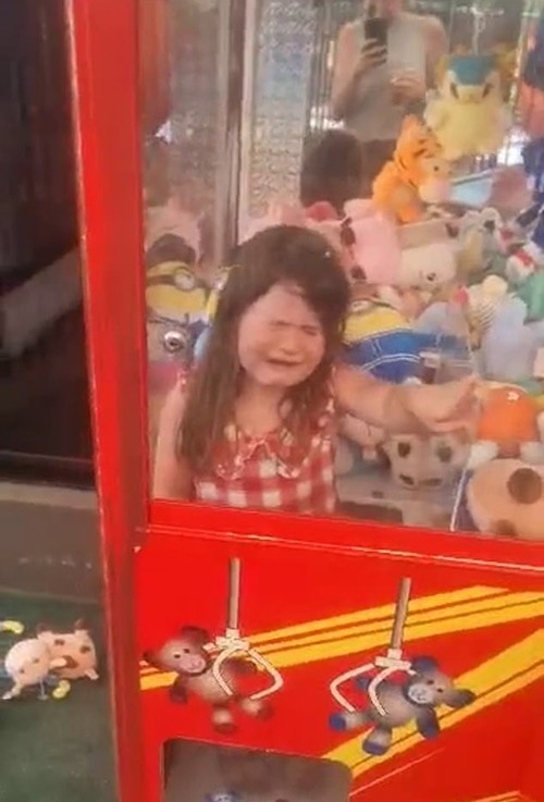 Bé gái 4 tuổi ở Úc bị mắc kẹt trong máy gắp đồ chơi chỉ vì muốn “lấy trộm” gấu bông - 1