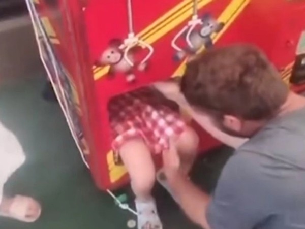 Bé gái 4 tuổi ở Úc bị mắc kẹt trong máy gắp đồ chơi chỉ vì muốn “lấy trộm” gấu bông - 2