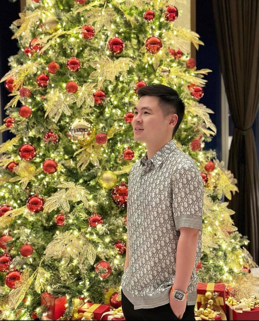 Gu thời trang đơn giản nhưng &#34;dát&#34; hàng hiệu đắt đỏ của chồng hoa hậu Đỗ Mỹ Linh - 2