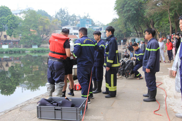 Lặn hồ Thiền Quang giữa trời đông rét mướt để tìm nam thanh niên mất tích - 6